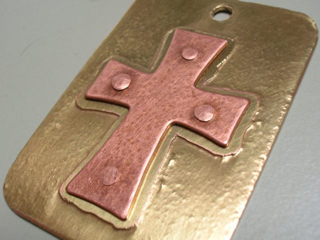 Kupfer Kreuz auf Messing genietet